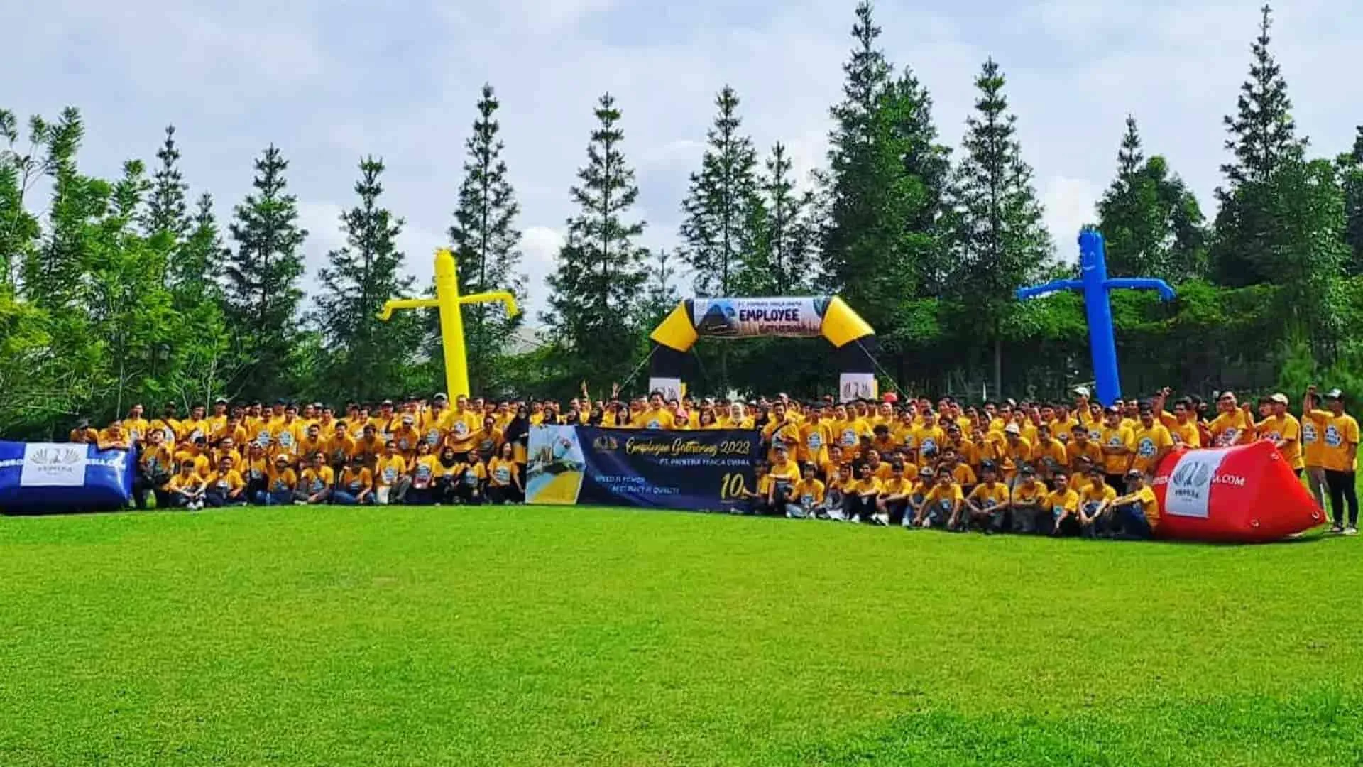 Suasana gathering perusahaan di venue Anyer dengan pemandangan laut — dokumentasi Anyer Sinergi Adventure