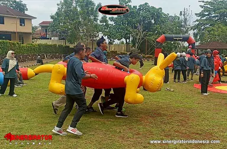 Peserta berfoto bersama di lokasi gathering Anyer — dokumentasi event Anyer Sinergi Adventure
