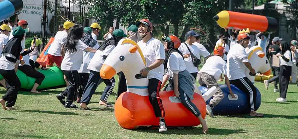 Tim mengikuti fun games di pantai Anyer — dokumentasi event gathering Anyer Sinergi Adventure