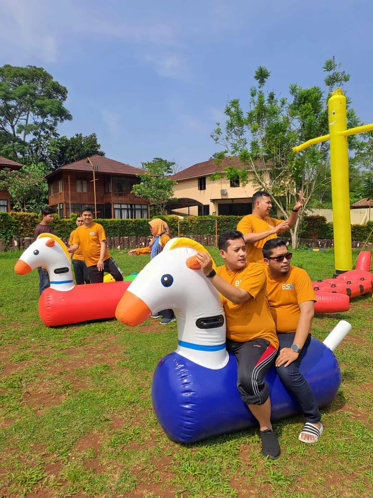 Peserta gathering menikmati aktivitas outdoor di Anyer — dokumentasi event Anyer Sinergi Adventure