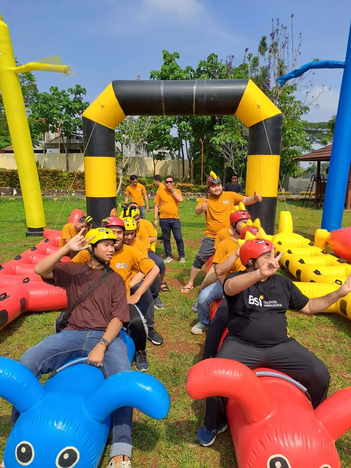 Tim memperagakan games kerjasama dalam team building di Anyer — dokumentasi Anyer Sinergi Adventure