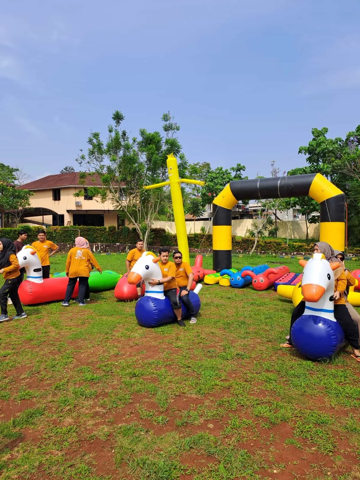 Momen kebersamaan peserta gathering di tepi pantai Anyer — dokumentasi Anyer Sinergi Adventure