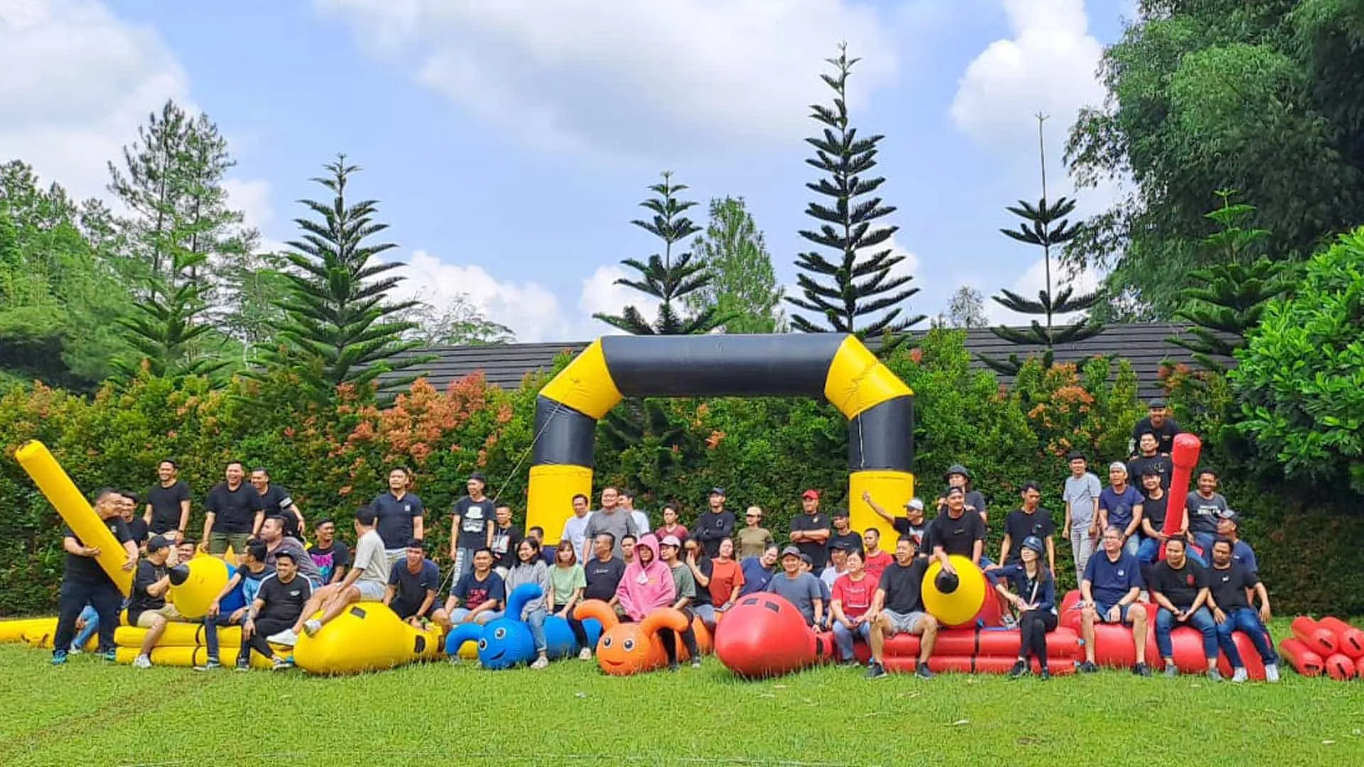 Peserta gathering berpose dengan latar pemandangan Anyer — dokumentasi event Anyer Sinergi Adventure