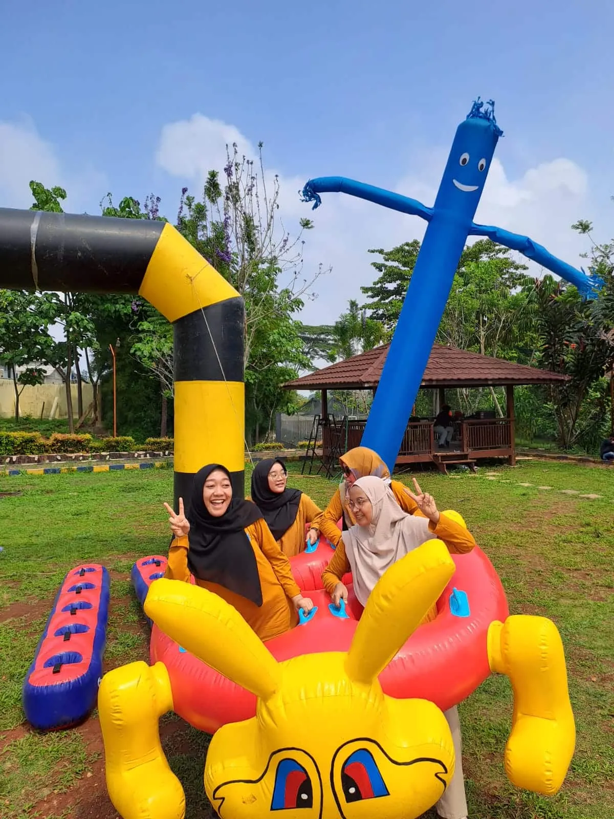 Aktivitas team building yang melatih kerjasama tim di Anyer — dokumentasi Anyer Sinergi Adventure