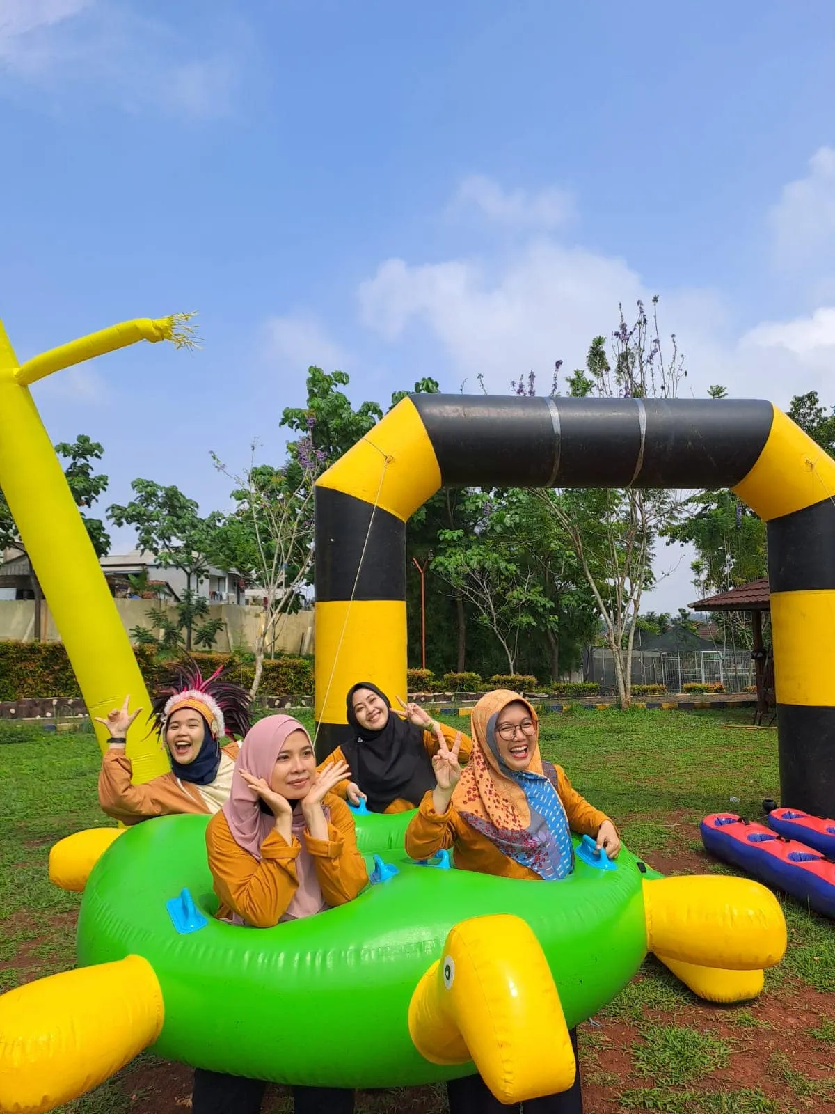 Momen seru dalam gathering perusahaan di Anyer — dokumentasi event Anyer Sinergi Adventure