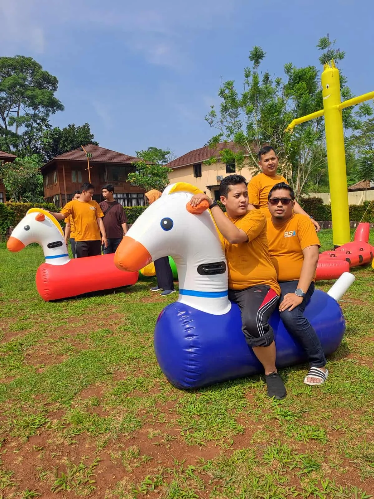 Peserta mengikuti program outbound petualangan di Anyer — dokumentasi Anyer Sinergi Adventure