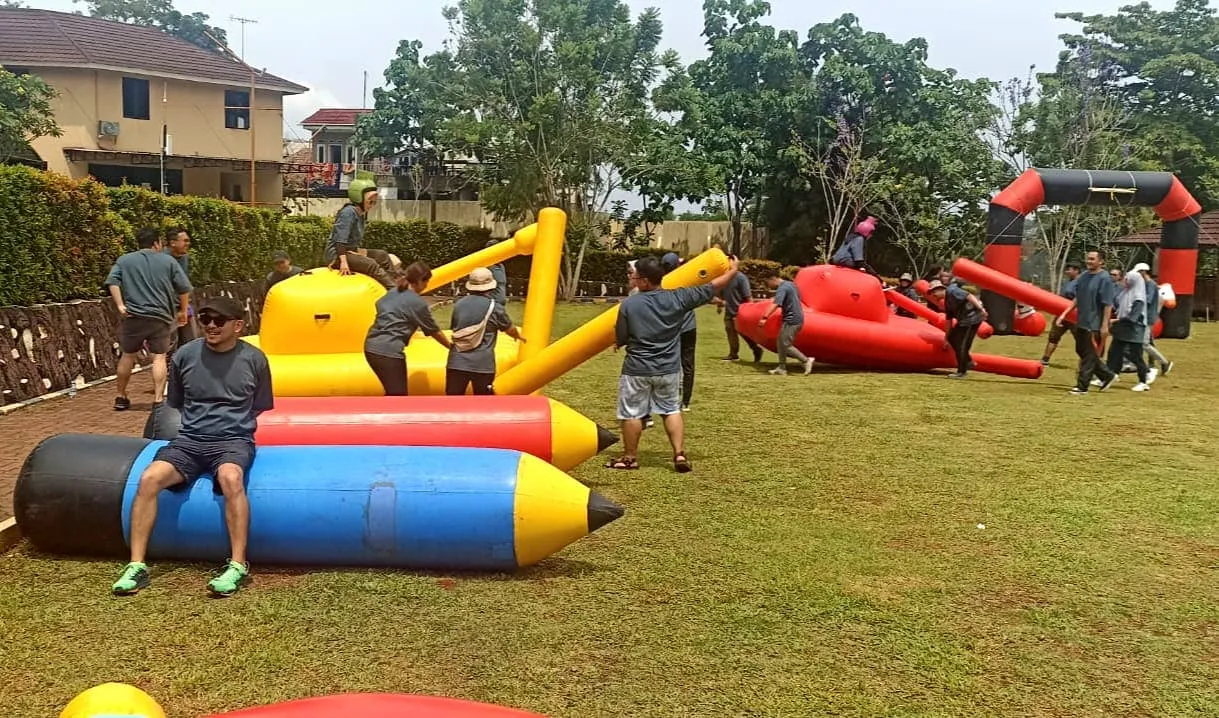 Kegiatan games kelompok dalam gathering perusahaan di Anyer — dokumentasi Anyer Sinergi Adventure