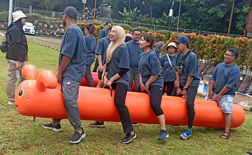 Foto bersama peserta gathering Anyer — dokumentasi event Anyer Sinergi Adventure