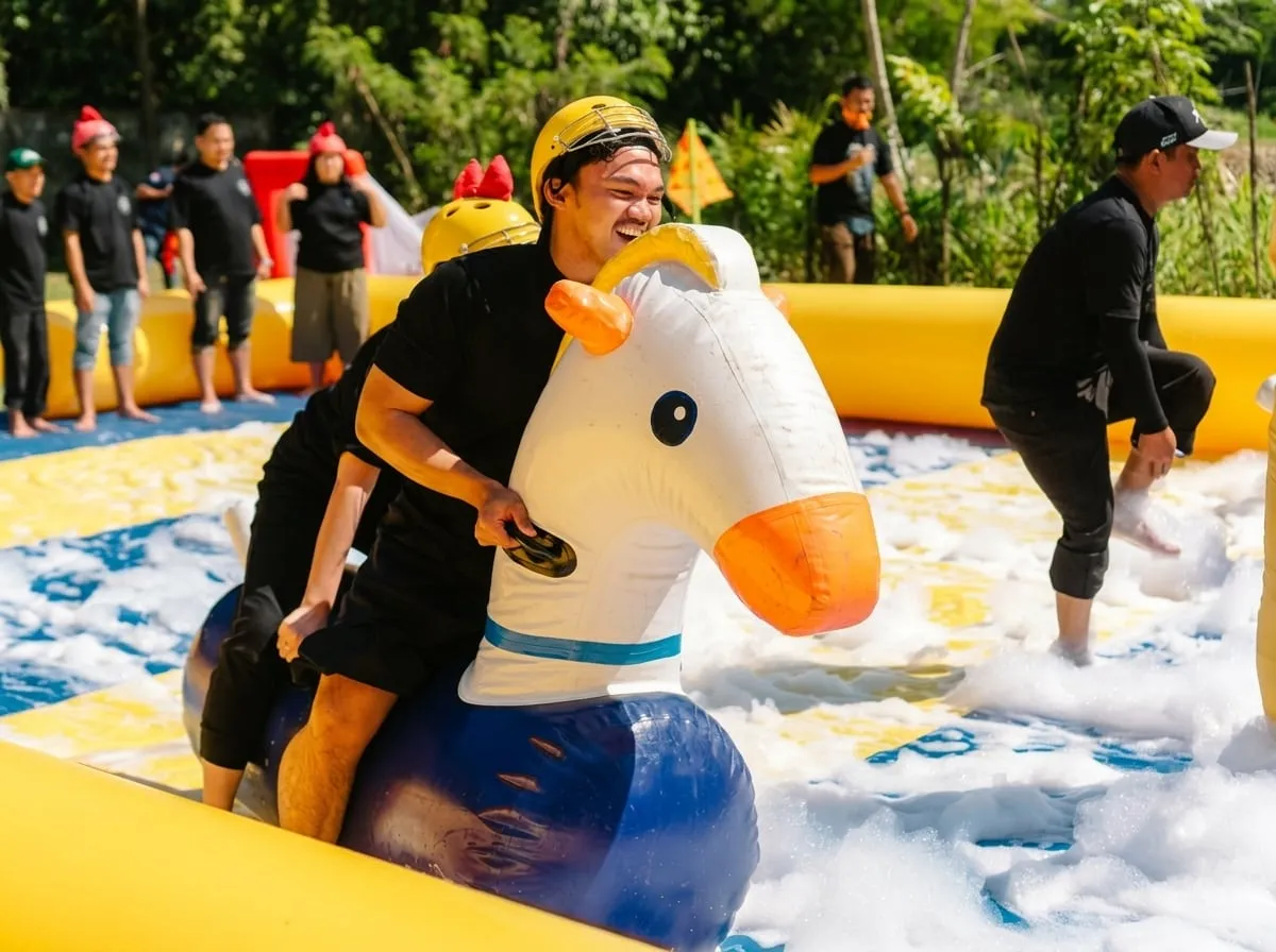 Kegiatan outbound team building dan gathering kantor dengan inflatable games di Anyer